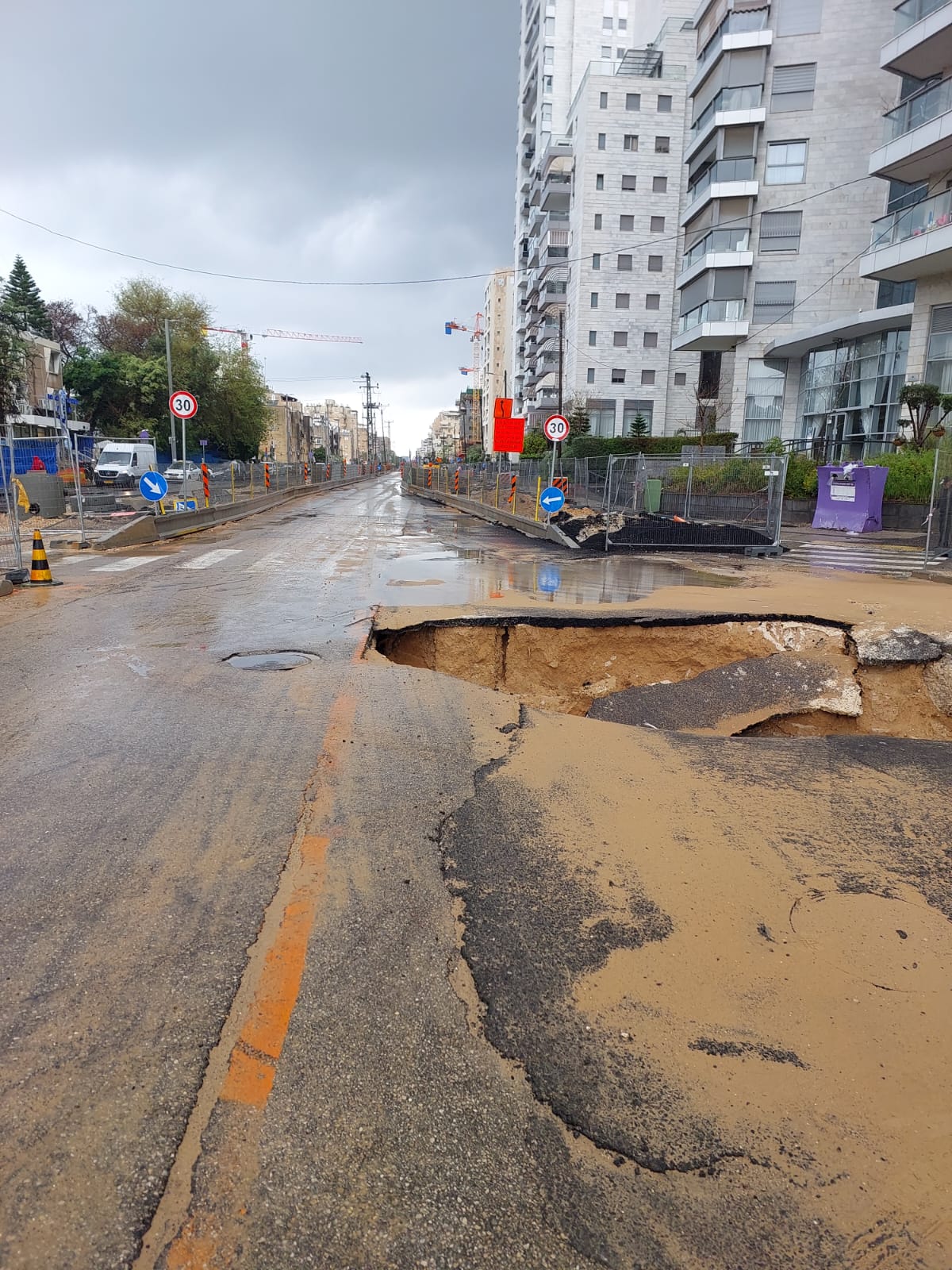 זהירות: בולען ענק נפער באמצע הרחוב בחולון