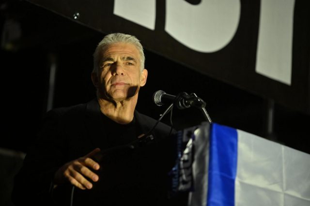 לפיד בהפגנה: "בן גביר הגיע לפה כי הוא פוחד מכם"