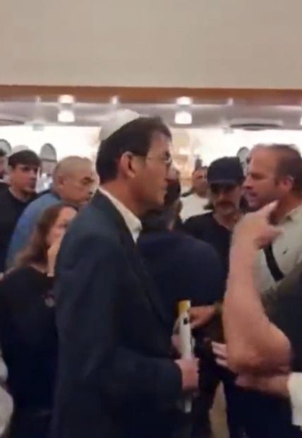 צפו: בועז ביסמוט גורש מטקס לזיכרון השואה בת"א