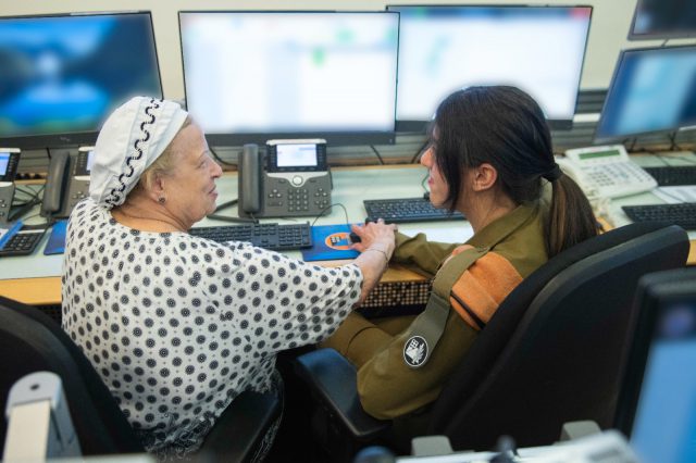 צפו: שורדת השואה ונכדתה הפעילו את הצפירה הארצית