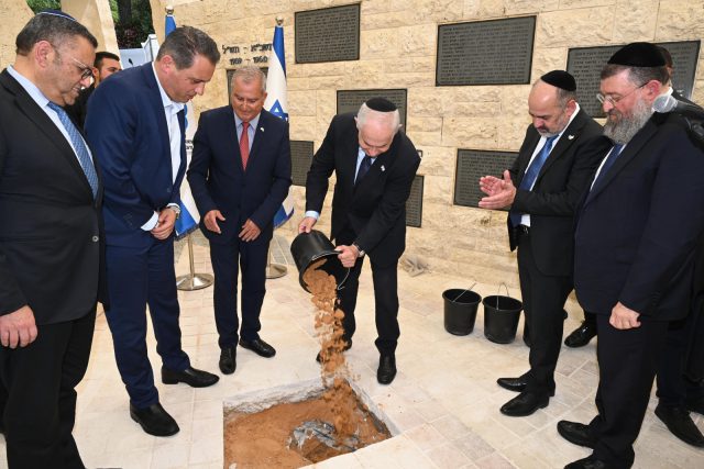 ראש הממשלה בהנחת אבן הפינה