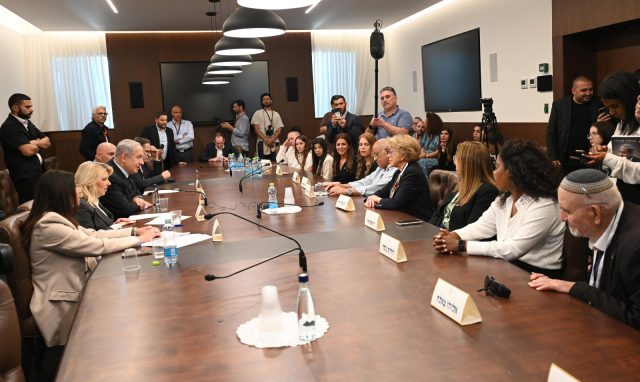 נתניהו למדליקי המשואות: "ההפך הגמור קורה"