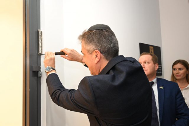 צפו: שר החוץ חונך שגרירות סמוך לגבול עם איראן