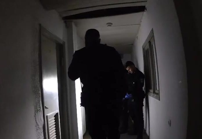 ביצע עסקאות סמים ונשק והתגלה כסוכן משטרה סמוי