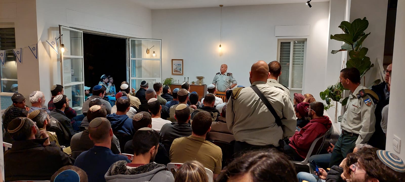 האלוף רסאן עליאן ביישוב עלי ערב יום הזיכרון (צילון: יצחק קליין)