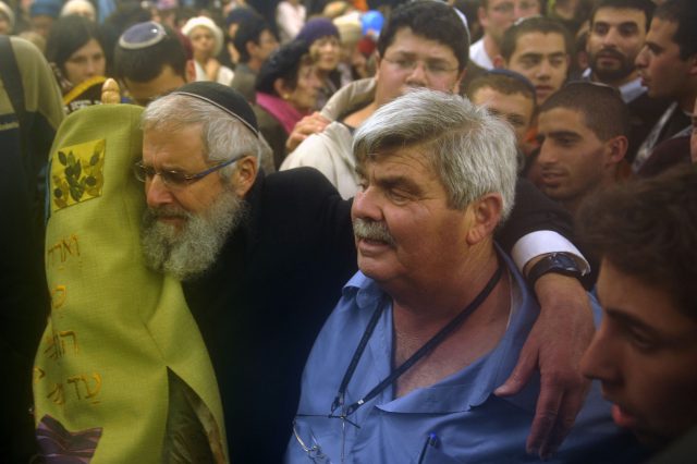 הרב בן ישי אביה של רותי ,ואביו של אהוד, בחנוכת בית המדרש