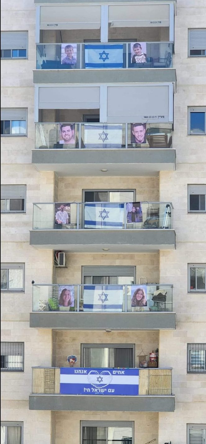 מרגש: בניין שלם בשדרות לזכר האחים שנרצחו | צפו