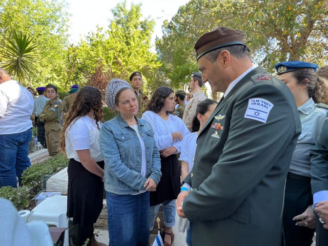 צפו: מפקדי צה"ל באזכרות בבתי העלמין הצבאיים