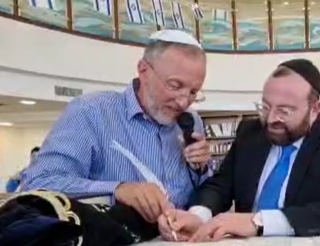 תיעוד מצמרר: זה הפסוק שליאו די כתב בספר התורה