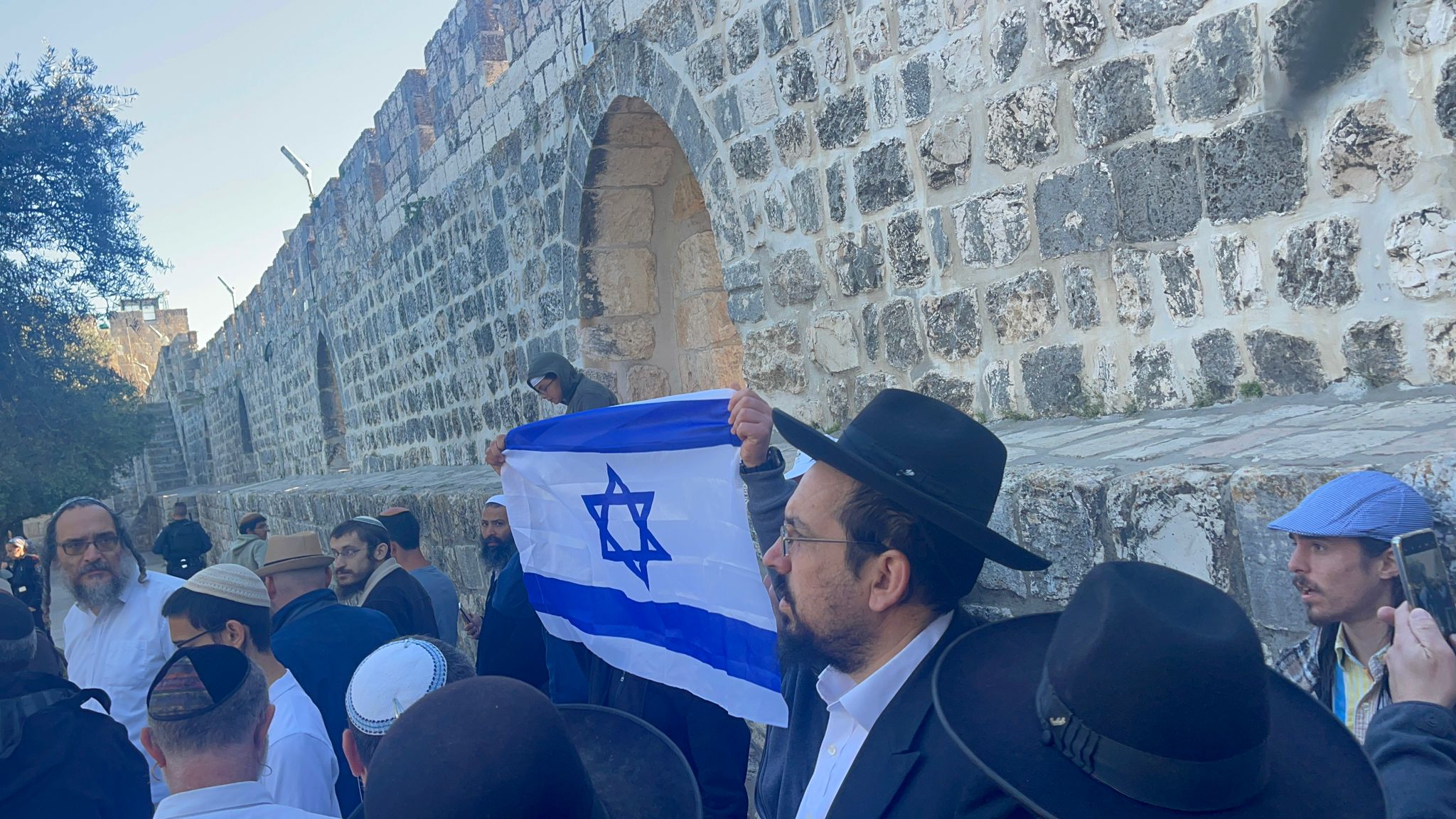 נערים הניפו דגל בהר הבית ונעצרו. צפו בתיעוד