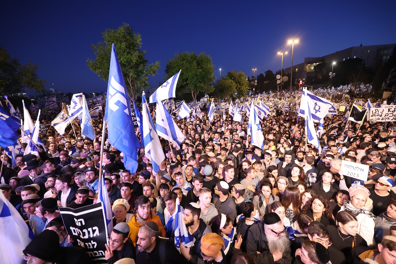 "כבוד גדול וזכות": זה הזמר שיופיע בהפגנת הימין
