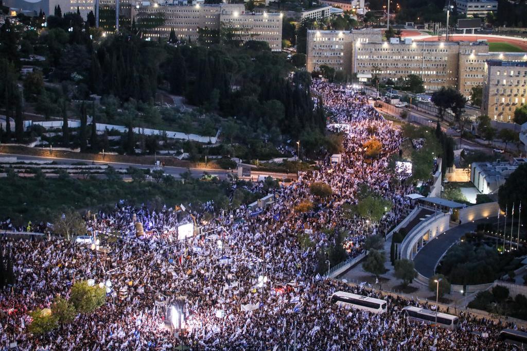 אחרי מחאת הענק: נתניהו יצטרך להכריע למי להקשיב