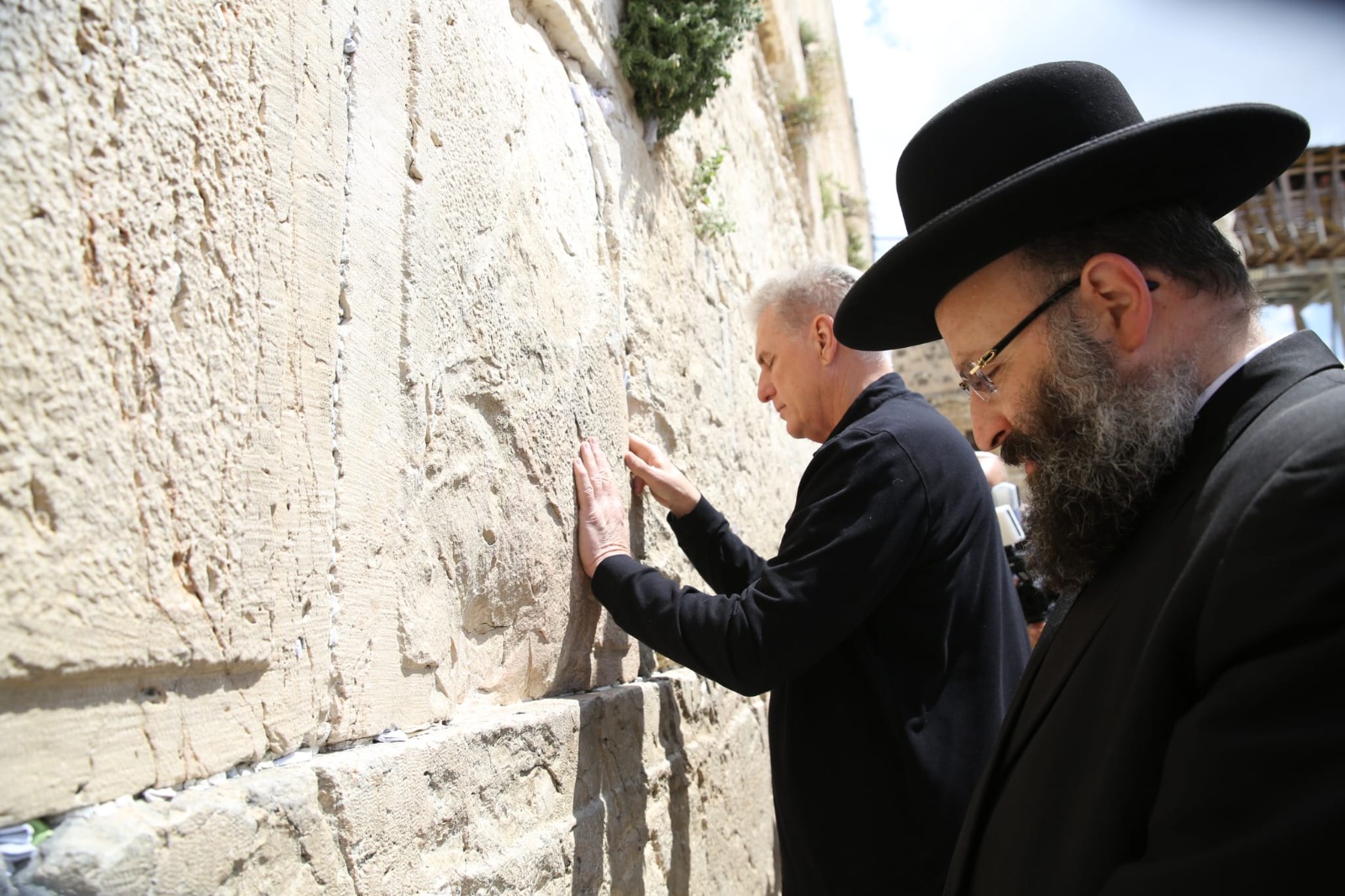 בכיר אמריקאי הגיע לכותל: "הקשר עם ישראל לא ינתק"