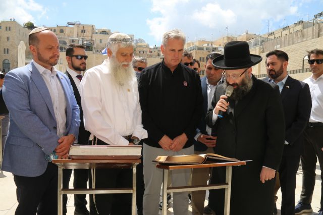 בכיר אמריקאי הגיע לכותל: "הקשר עם ישראל לא ינתק"