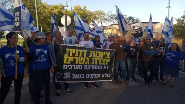 תפילה לשוויון בנטל מול ביתו של סמוטריץ' (אחים לנשק)