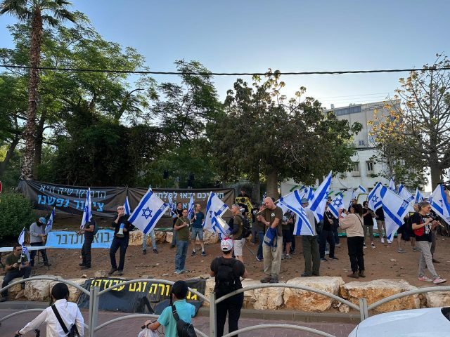 ההפגנה בבני ברק (אחים לנשק)