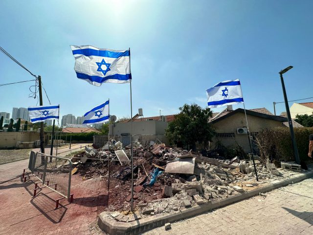 הבית ספג פגיעה ישירה: בעירייה הניפו דגלים