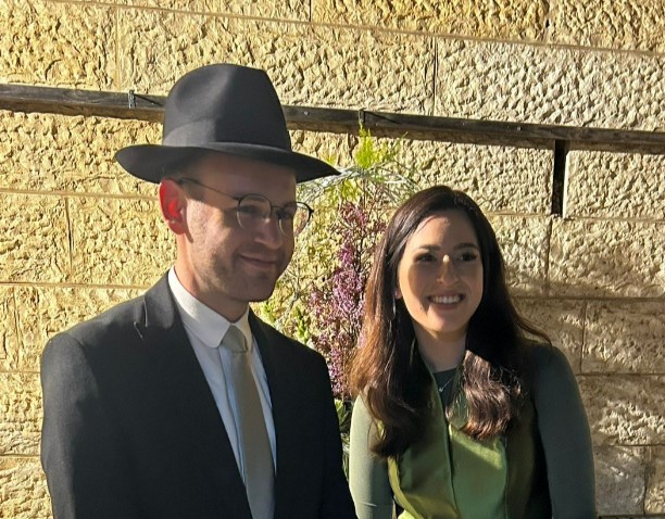 העיתונאי החרדי התארס עם היועצת של השר הסרוג