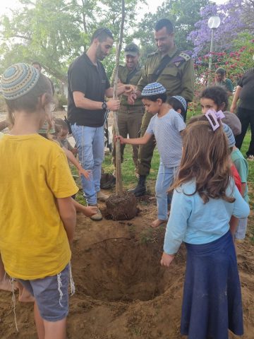 ילדי כרם שלום שתלו עצים בבורות שנפערו מהרקטות