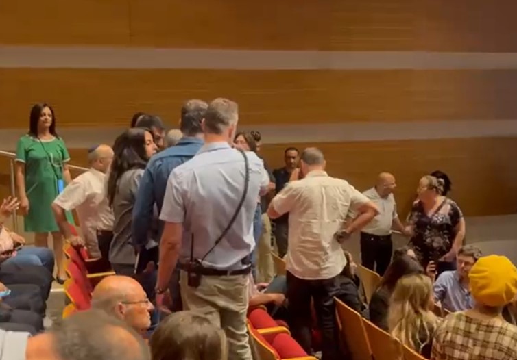 צפו: מפגינים פוצצו את נאומה של עידית סילמן