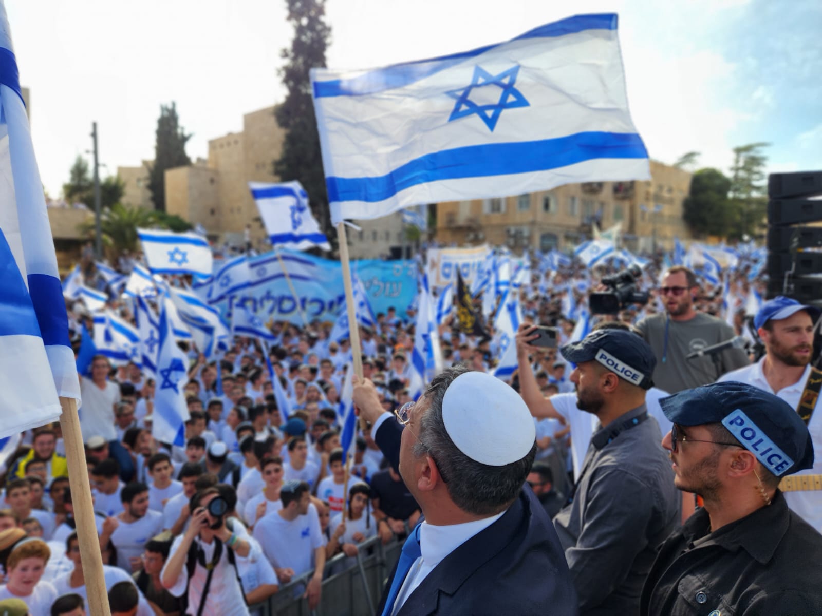 יום ירושלים: רבבות צועדים במצעד הדגלים בעיר