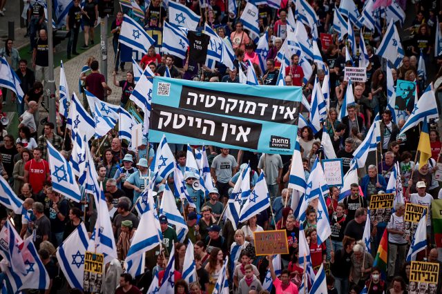 המחאה התחדשה: אלפים הפגינו בת"א נגד התקציב