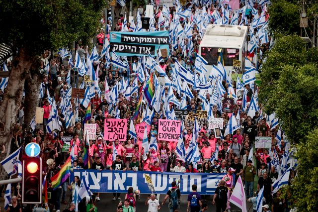 המחאה התחדשה: אלפים הפגינו בת"א נגד התקציב