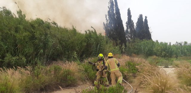 השריפה מתפשטת: רכבות הופסקו, תושבים פונו