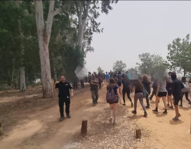 השריפה מתפשטת: רכבות הופסקו, תושבים פונו