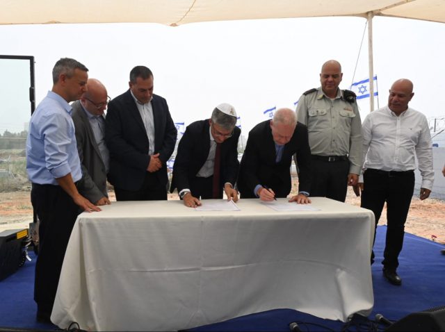 אריאל חרמוני, משרד הביטחון.