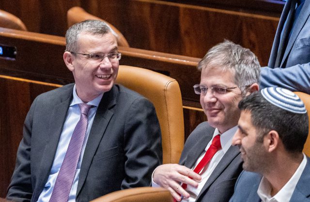 יואב קיש ויריב לוין. נרתמו לעזרת הגרעינים