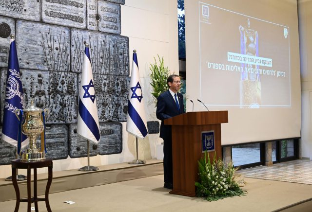 הגביע ניתן לבית"ר: 'המעמד היה צריך להיות יותר משמח'