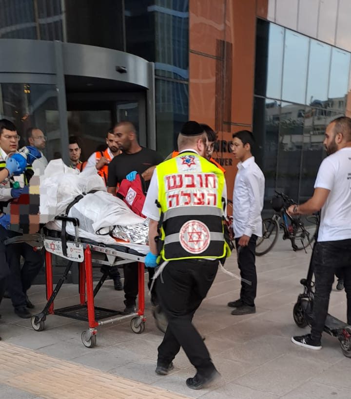 תאונה בבני ברק: פועל נפל מגובה 6 מטרים, מצבו קשה