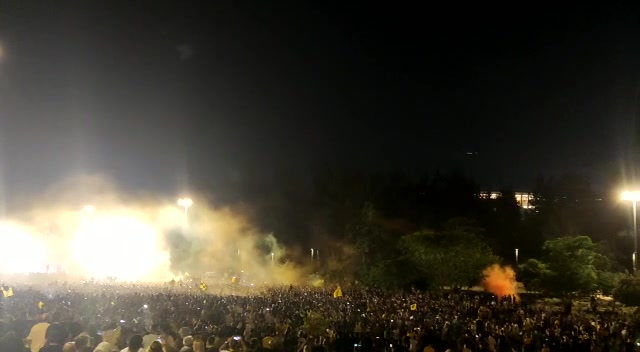 ירי זיקוקים בטקס הנפת הגביע