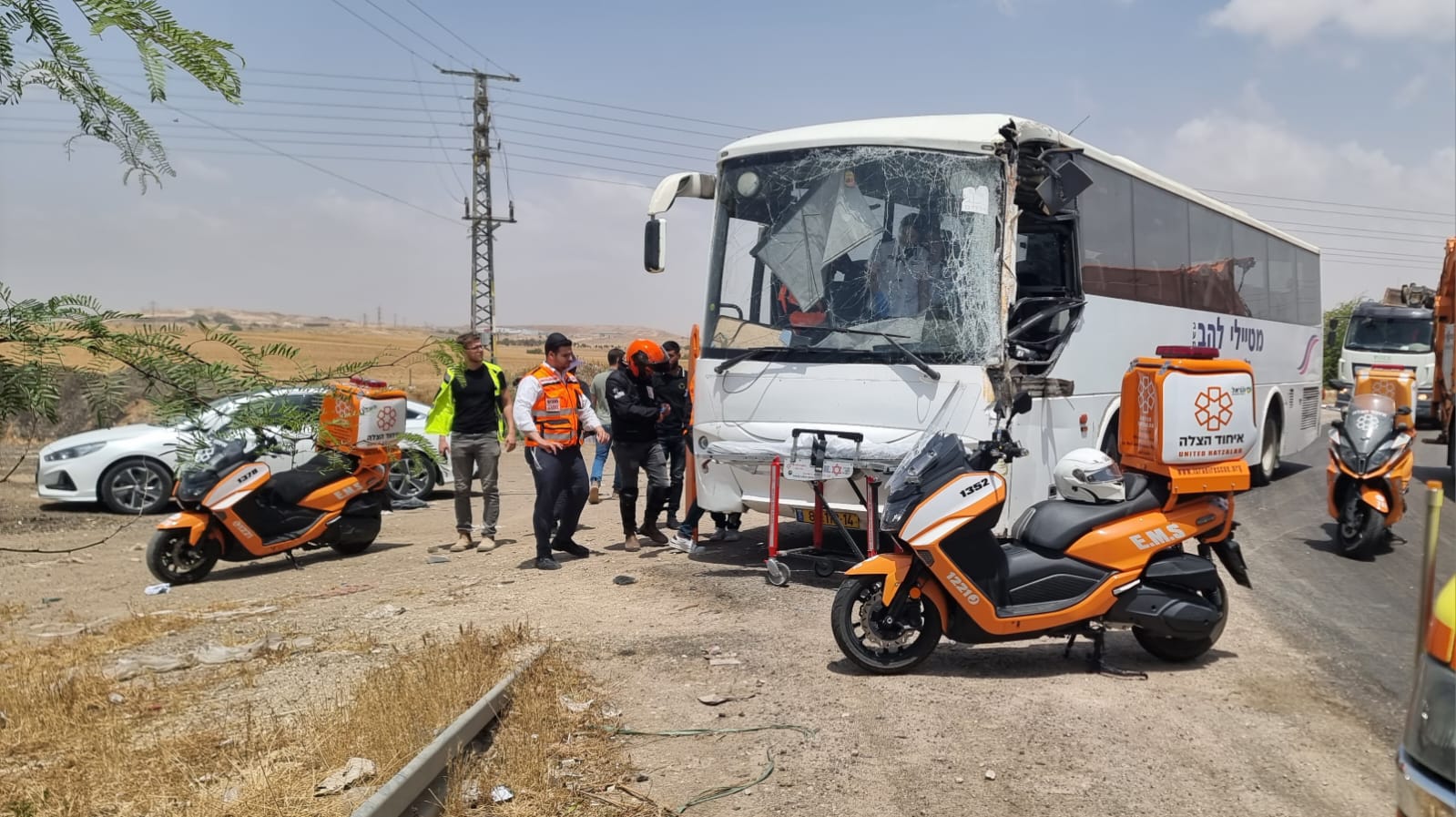 משאית פגעה באוטובוס ביד מרדכי, 27 פצועים במקום