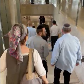 צפו: ההתעלמות של אבי מעוז מנחמה תאנה