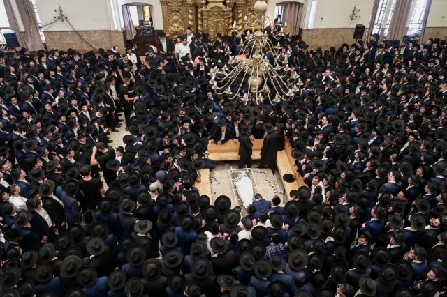 הרב אדלשטיין בתוך היכל ישיבת פוניבז' (אבשלום ששוני/פלאש90)