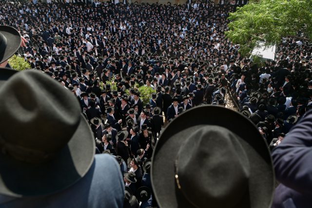 עשרות האלפים באזור ישיבת פוניבז' (אבשלום ששוני)