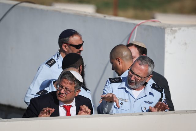 השר לביטחון לאומי איתמר בן גביר עם מפקד המחוז