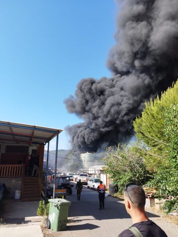 צפו: 10 נפגעים בשריפת ענק במפעל במצובה