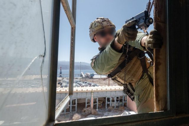 ביבשה באוויר ובים: גלריית תמונת לרגל 75 שנה לצה"ל