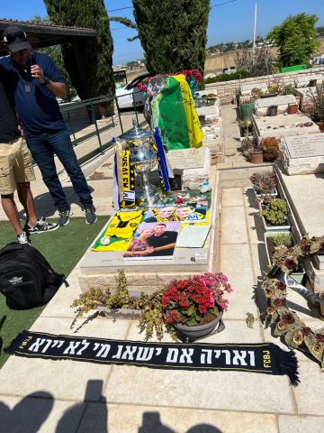 מרגש: קפטן בית"ר הביא את הגביע לקבר הקצין שנפל