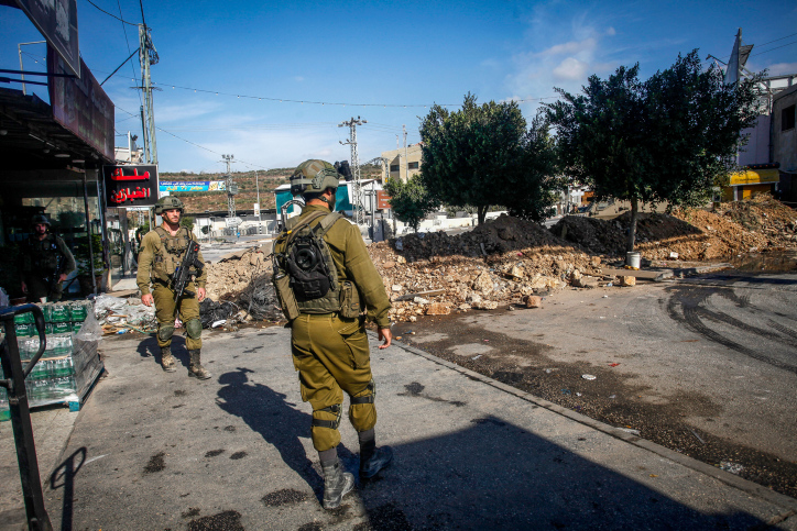 חייל נפצע בפיגוע ירי; צה"ל: האב ובנו נפצעו מאש חיילינו