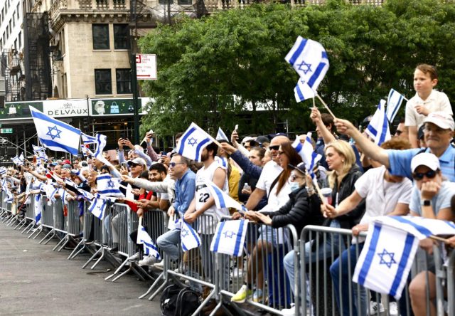 עשרות אלפים צועדים בניו יורק: חוגגים 75 לישראל