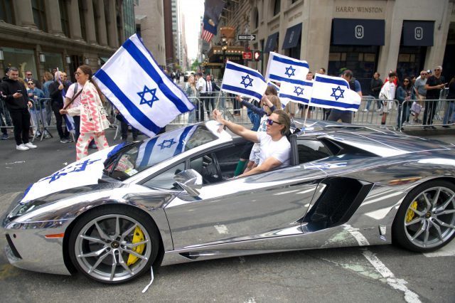 עשרות אלפים צועדים בניו יורק: חוגגים 75 לישראל