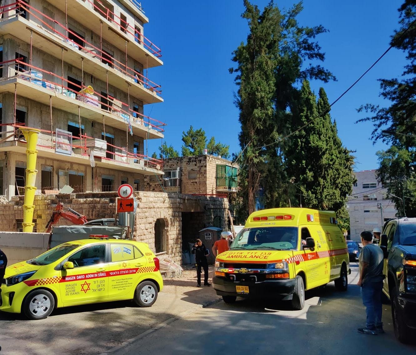 פועל נפצע באתר בניה בשרון, מצבו אנוש