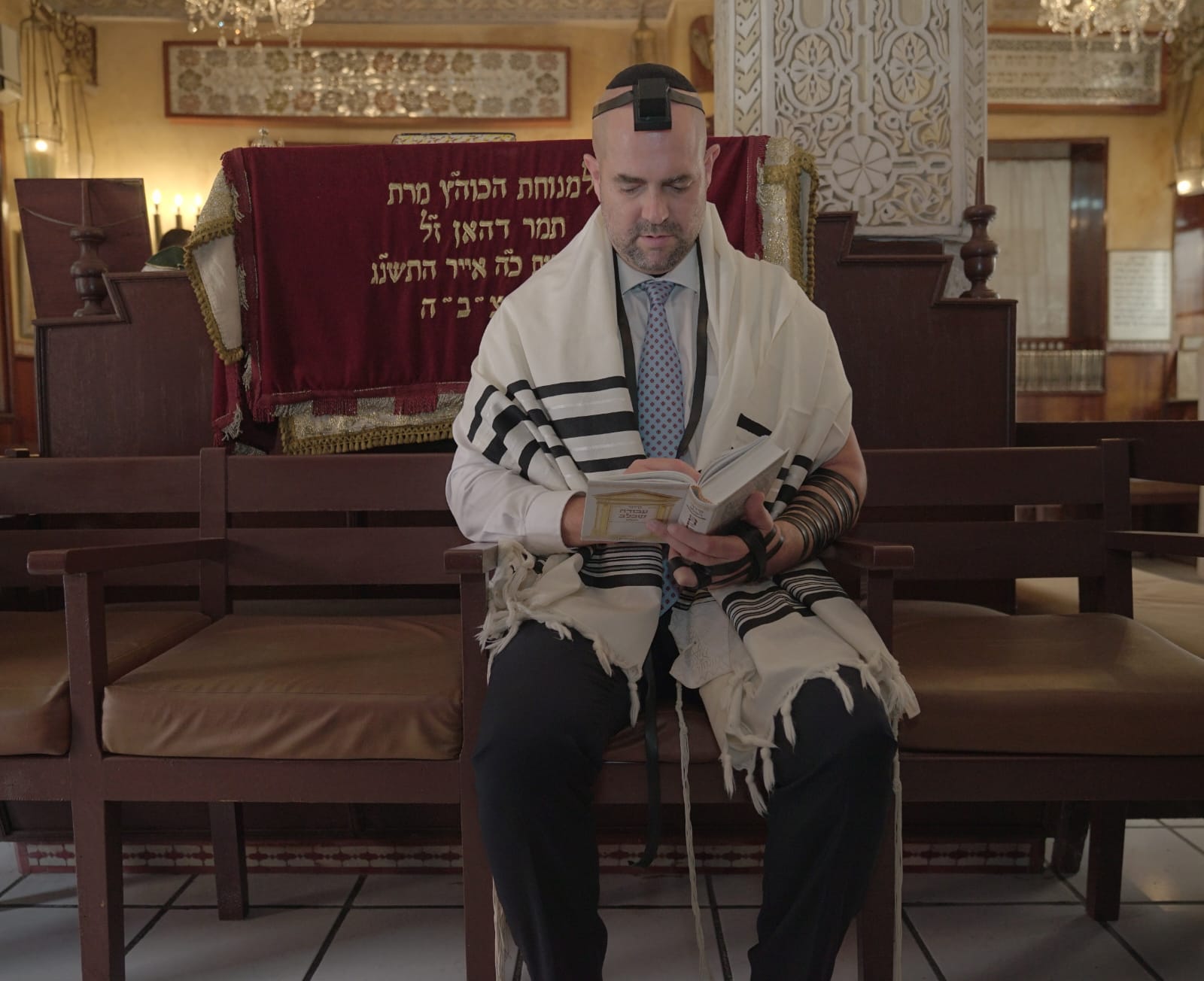 מרגש: אמיר אוחנה בבית הכנסת של אביו במרוקו