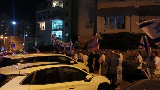 זו ההפתעה שקיבלו מפגיני השמאל מול ביתו של קלנר