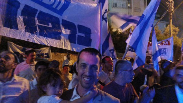 קלנר ירד מביתו והצטרף להפגנת התמיכה