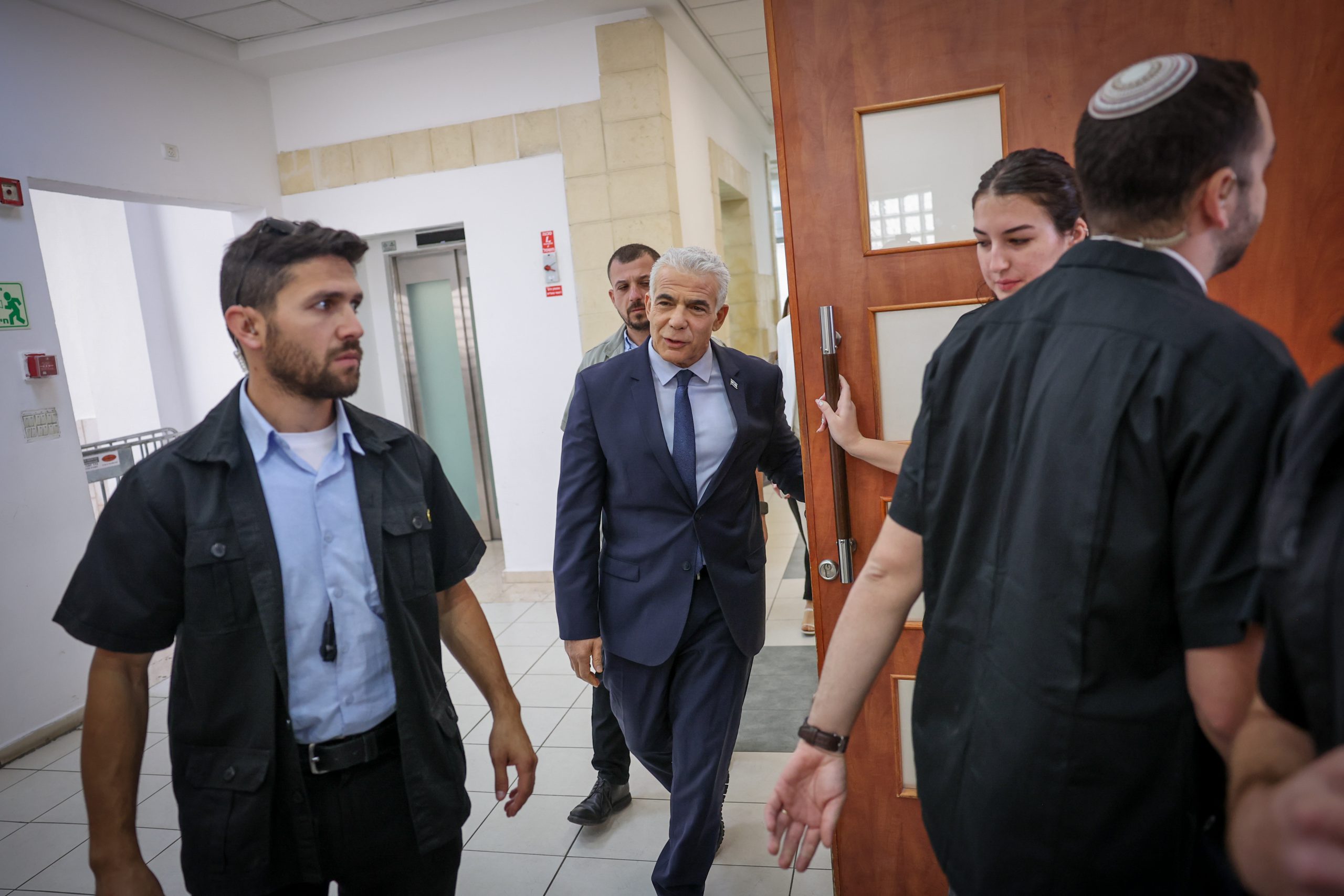 לפיד במשפט נתניהו: 'זו לא הדרך בה אני רוצה לנצח'